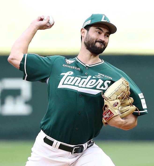 ▲ 6이닝 2실점으로 비교적 잘 던졌지만 타선 지원을 받지 못한 미치 화이트 ⓒSSG랜더스