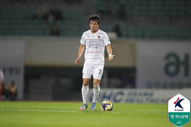 포항 스틸러스 이태석이 23일 안양종합운동장에서 열린 하나은행 K리그1 2025 15라운드 원정경기 FC안양전에서 드리블을 하고 있다. /사진=프로축구연맹 제공