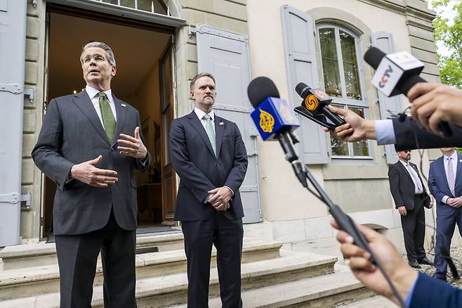 스콧 베선트 미국 재무장관(왼쪽)과 미국 무역대표부 대표 제이미슨 그리어가 지난 5월 11일(현지시간) 스위스 제네바에서 열린 미국과 중국 간 회담 이틀째 일정을 마친 뒤 기자들에게 브리핑하고 있다. EPA연합뉴스.