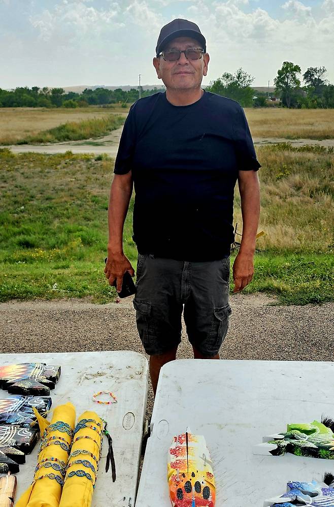 운디드니 햑살 현장에서 방문객들을 상대로 공예품을 파는 학살 피해자의 후예 / 손호철 제공