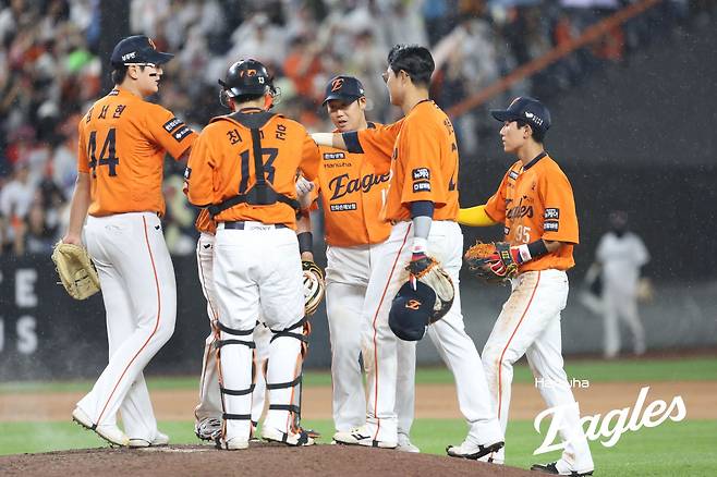 23일 대전 한화생명 볼파크에서 열린 2025 신한 SOL Bank KBO리그 롯데 자이언츠와 한화 이글스의 경기, 한화가 4-2 승리를 거두고 2위로 복귀했다. 한화 선수단이 승리 후 하이파이브를 하고 있다. 한화 이글스