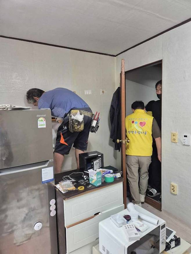 이천시 창전동 지역사회보장협의체(민간위원장 최경자)가 취약계층가구에 벽지를 교체해주는 '창전동 행복충전소' 주거환경개선 사업을 추진했다. 사진=이천시청