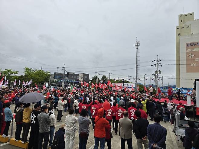 국민의힘 김문수 대선 후보 지지자들이 박정희 전 대통령 생가 주차장을 가득 메우고 있다. <박용기 기자>