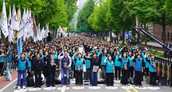 24일 서울 경복궁 영추문 앞에서 전국교사결의대회를 연 전국교직원노동조합. 사진=전국교직원노동조합