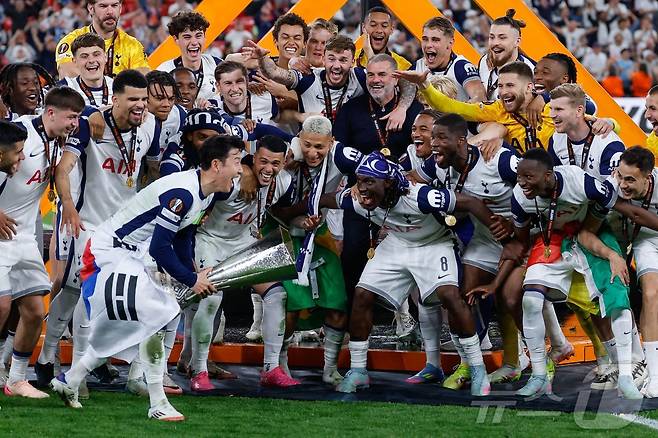 토트넘의 손흥민이 21일(현지시간) 스페인 빌바오의 산 마메스 경기장에서 열린 UEFA 유로파 리그(UEL) 결승서 맨체스터 유나이티드(맨유)를 꺾은 뒤 생애 첫 우승 트로피를 들고 기뻐하고 있다. 2025.05.22 ⓒ AFP=뉴스1 ⓒ News1 우동명 기자