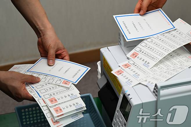 6·3 대선을 13일 앞둔 21일 서울 양천구 선거관리위원회에서 관계자들이 제21대 대통령 선거 거소투표 용지를 인쇄하고 있다. (공동취재, 사진은 기사 내용과 무관함) 2025.5.21/뉴스1 ⓒ News1 오대일 기자