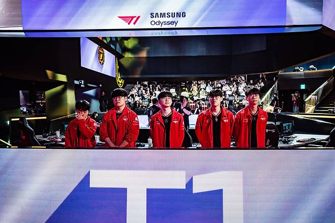 T1이 22일 서울 종로구 롤 파크에서 열린 2025 LCK 정규시즌 2라운드 BNK 피어엑스전에 앞서 관중들에게 인사하고 있다. 사진 | 라이엇 게임즈
