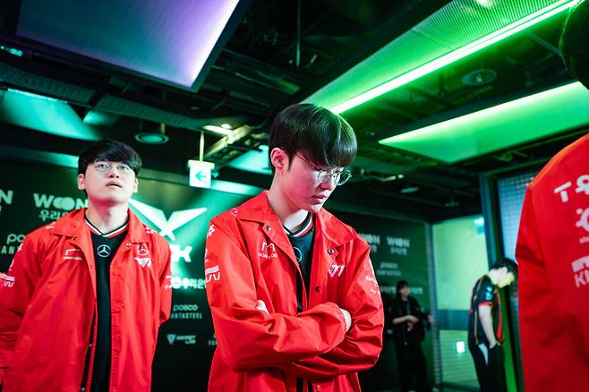 T1 ‘페이커’ 이상혁(가운데)이 22일 서울 종로구 롤 파크에서 열린 2025 LCK 정규시즌 2라운드 BNK 피어엑스전 입장을 준비 중이다. 사진 | 라이엇 게임즈