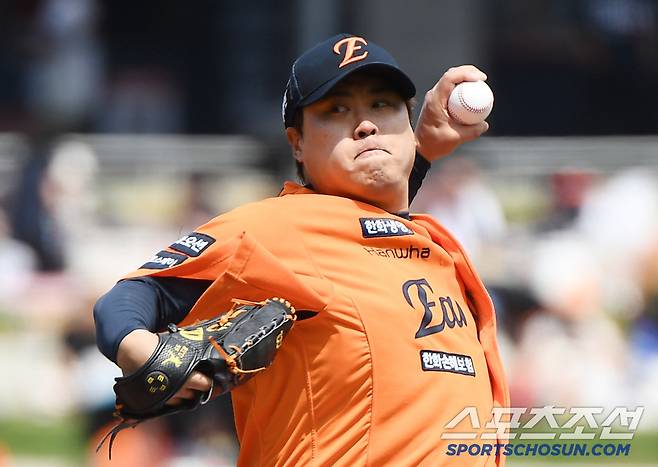 18일 대전 한화생명볼파크에서 열린 SSG-한화전. 선발투수 류현진이 투구하고 있다. 대전=정재근 기자 cjg@sportschosun.com/2025..5.18/