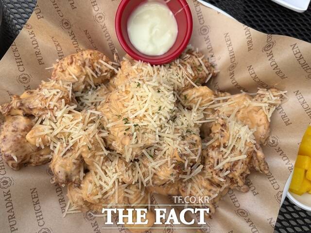 푸라닭 치킨이 나폴리 맛피아와 함께 '나폴리 투움바'를 출시했다. /문화영 기자