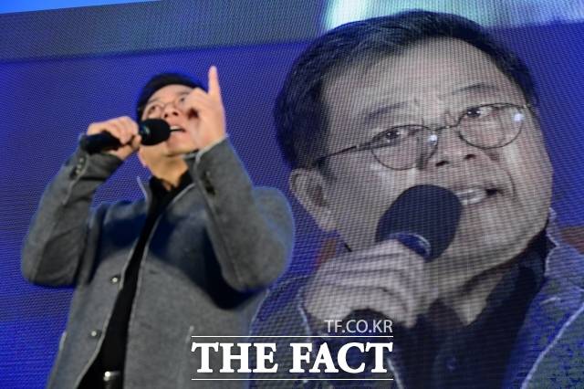 영화 '말아톤'과 '달콤한 인생' 등에 출연한 배우 이기영이 이재명 더불어민주당 대통령 후보의 찬조연설에 나섰다. 사진은 지난해 11월 이 씨가 서울 종로구 광화문광장에서 열린 '김건희 윤석열 국정농단 규탄·특검 촉구 3차 국민행동의 날' 집회에 참석해 발언하는 모습. /남윤호 기자