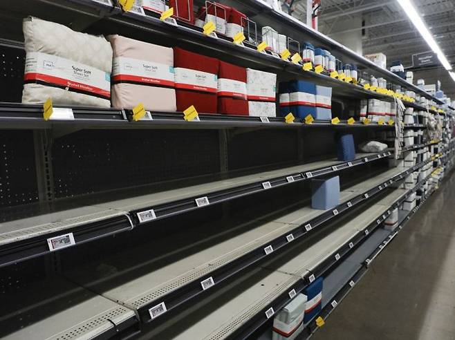 지난달 30일(현지시간) 미국 캘리포니아주의 한 월마트 매장에서 중국산 침구류 진열대의 중국산 제품들이 매진된 모습. 미국과 중국의 관세전쟁 여파로 사재기 현상이 나타났다. EPA연합뉴스