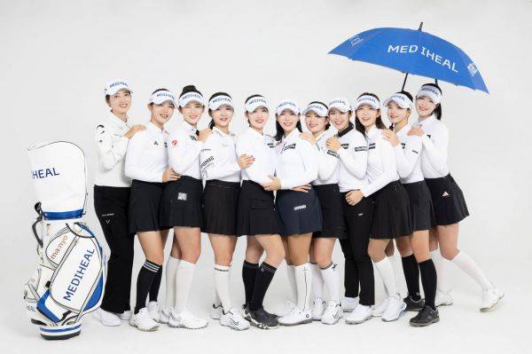 KLPGA 투어에서 활약하는 국내 선수들이 메디힐 골프단에 입단한 뒤 기념 촬영을 하고 있다. 메디힐 골프단