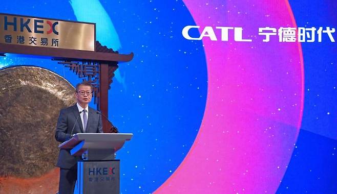 20일 홍콩 증권거래소에서 열린 CATL 상장식 모습. 폴 찬 홍콩 재무장관이 축사를 하고 있다. 신화연합뉴스