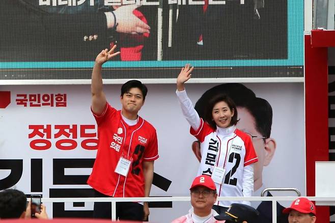 국민의힘 김용태 비상대책위원장과 나경원 의원이 경남 창원시 성산구 상남시장 사거리에서 김문수 후보 지원유세를 하고 있다. 이세령 기자