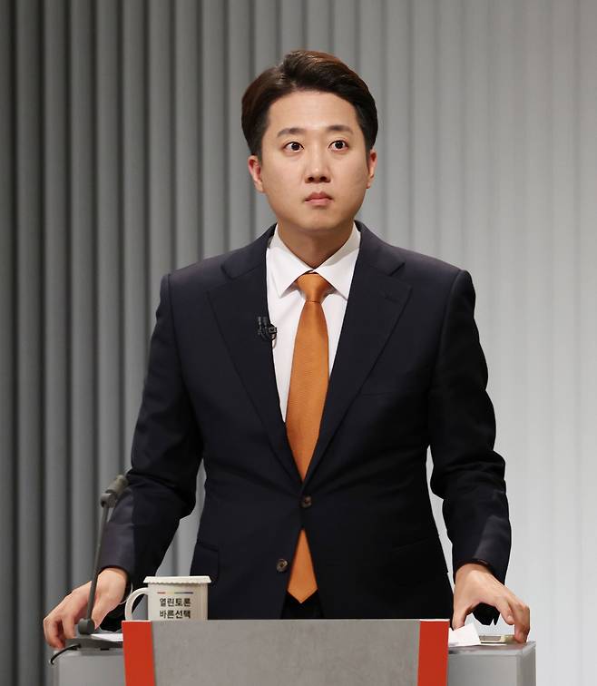 이준석 개혁신당 대통령 후보가 23일 서울 영등포구 KBS본관 스튜디오에서 중앙선거방송토론위원회 주관 제21대 대통령선거 2차 후보자 토론회 준비를 하고 있다. /뉴스1