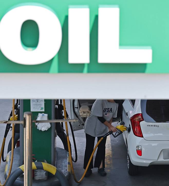 주유소에서 한 운전자가 기름을 넣고 있는 모습. /뉴스1