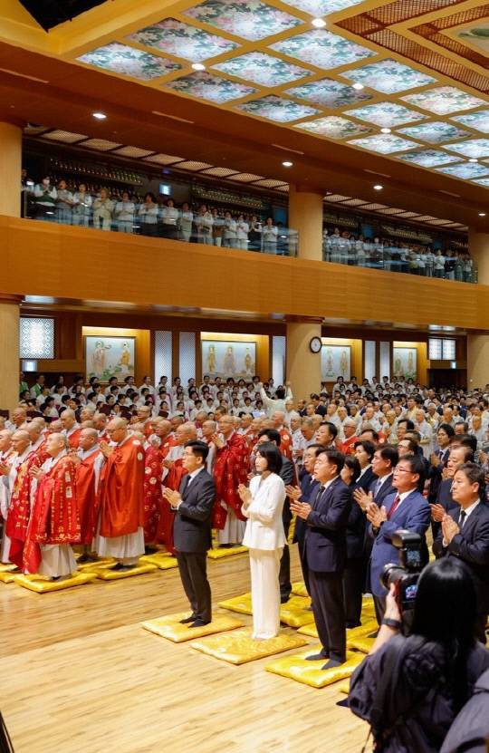 국민의힘 김문수 대선 후보와 이재명 더불어민주당 대선 후보 부인 김혜경 여사가 상월원각대조사 제51주기 열반대재에서 나란히 합장하고 있다. 이상진 기자