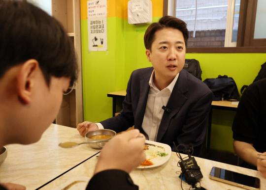 개혁신당 이준석 대선 후보가 24일 서울 동작구 한 한식 뷔페식당에서 공시생들과 식사를 하며 대화하고 있다. 연합뉴스