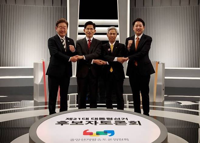 23일 서울 영등포구 여의도 KBS 스튜디오에서 열린 중앙선거방송토론위원회 주관 21대 대선 후보 토론에 앞서 더불어민주당 이재명(왼쪽부터), 국민의힘 김문수, 민주노동당 권영국, 개혁신당 이준석 대선 후보가 기념촬영을 하고 있다. ⓒ국회사진기자단