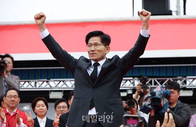 김문수 국민의힘 대선 후보가 24일 오후 경북 구미시 박정희 대통령 생가 앞에서 열린 유세현장에서 시민들을 향해 인사하고 있다. ⓒ데일리안 방규현 기자