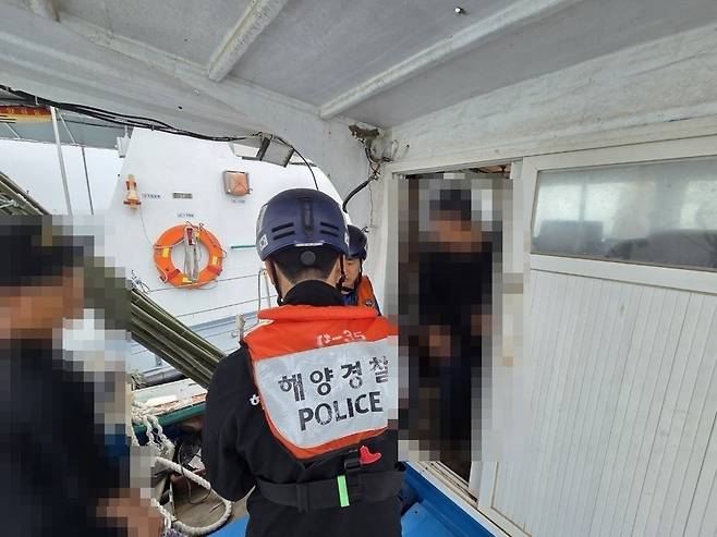 전북 군산경찰서는 선박직원법(무면허 운항) 위반 혐의로 A 씨(40)를 체포했다고 24일 밝혔다. 군산해경 제공