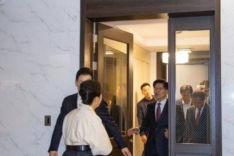 김문수 국민의힘 대통령 후보가 24일 대구 달성군 박근혜 전 대통령 사저에서 박 전 대통령을 예방하고 있다. 국민의힘 제공