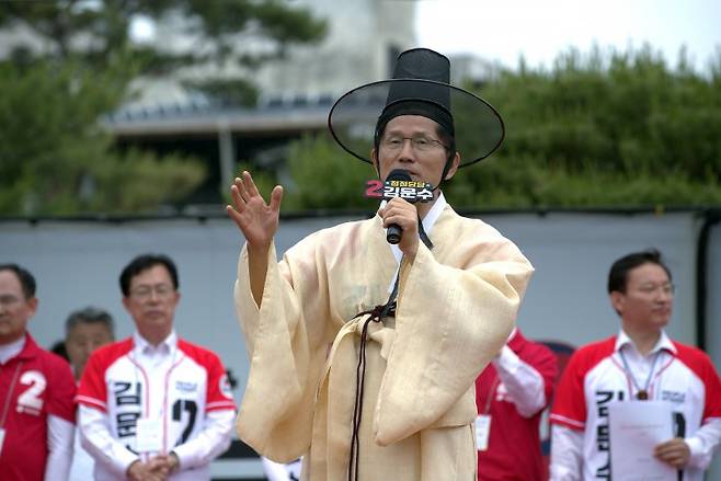 김문수 국민의힘 대통령 후보가 24일 경북 안동 웅부공원에서 가진 유세에서 지지를 호소하고 있다. 이날 김 후보는 안동포로 만든 도포를 입고 갓을 쓰고 안동시를 위한 공약을 내세웠다. 뉴스1