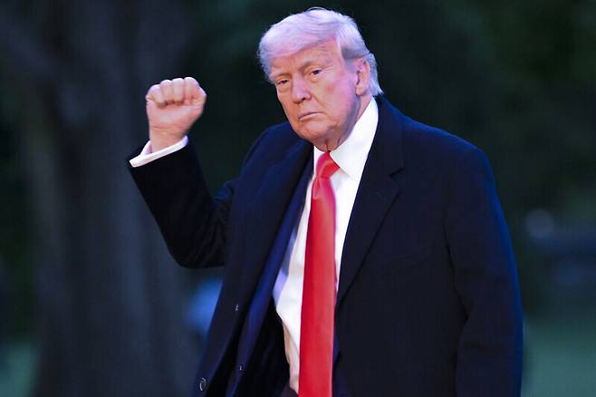 도널드 트럼프 미국 대통령이 22일 미국 백악관에 도착하고 있다. AP 연합뉴스