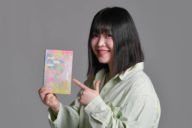 고선경 시인이 22일 서울 중구 한국일보에서 자신의 첫 산문집 '내 꿈에 가끔만 놀러와'를 들어 보이고 있다. 남동균 인턴기자