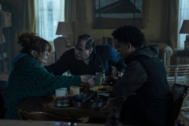 피도 눈물도 없어 보이는 오스왈드는 어머니는 정성스레 모신다. 그가 암흑가 일인자가 되고자 하는 이유 중 하나는 어머니를 호강시켜주기 위해서다. HBO 제공