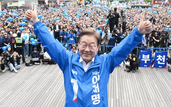 이재명 더불어민주당 대선 후보가 24일 경기 부천시 부천역 광장에서 지지를 호소하고 있다. 김성룡 기자
