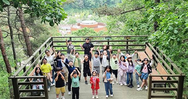 ▲ 철원군 묘장초 전교생은 최근 철원 두루웰 숲속문화촌에서 에코어드벤처 및 숲체험활동을 실시했다.