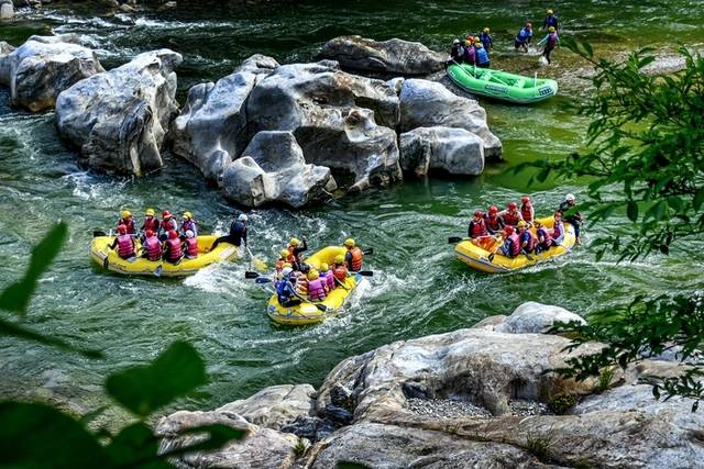 ▲ 인제 ‘내린천 수변 트레킹코스’의 6월말 암반구간인 인도교~굴아홉굴 코스(750m) 정비공사가 완료된다. 이는 이미 조성된 인제읍 원대리 원대교~피아시 인도교 코스(3.45㎞)와 연결돼 내린천 수변 트레킹코스를 완성한다.