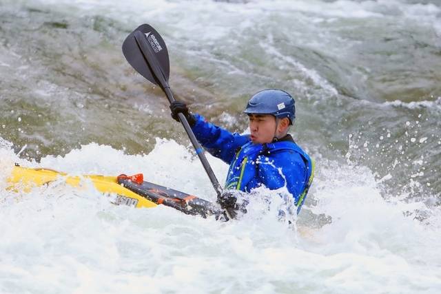 ▲ 밤새 내린 비로 인제지역 낮 기온이 선선해진 가운데 휴일을 맞아 24일 인제 내린천을 찾은 카약 동호회원들 올해 첫 카약을 타며 물살을 가르고 있다. 인제군 제공