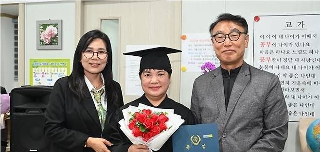 ▲ 야학 '나무와숲학교' 졸업식에서 김옥화 씨. <화순저널> 제공