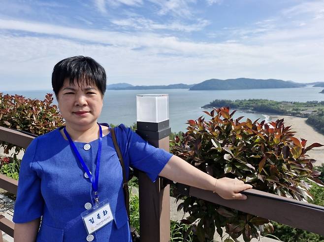 ▲ 고흥 바닷가를 배경으로 포즈를 취한 김옥화 씨