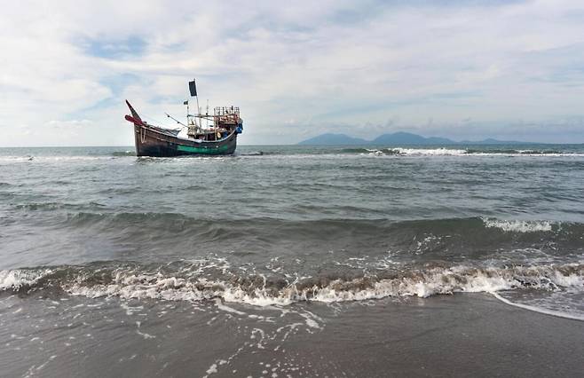 지난 2023년 인도네시아 아체의 해변에 로힝야 난민을 태운 배가 해안에 정박해 있다. UNHCR