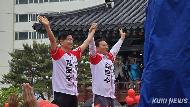 김문수 국민의힘 대선 후보와 김형동 의원이 24일 경북 안동 웅부공원에서 함께 만세를 하고 있다. 임현범 기자