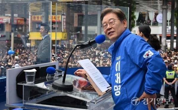 더불어민주당 이재명 대선 후보가 24일 오후 부천역 북부광장에서 무대에 올라 유권자들에게 지지를 호소하고 있다. 홍기웅기자