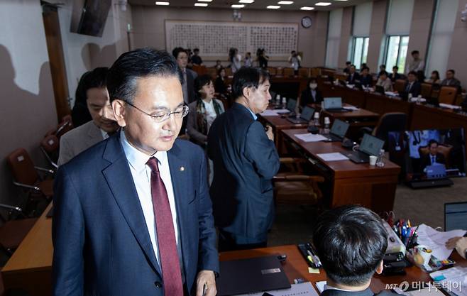 (서울=뉴스1) 이재명 기자 = 유상범 국회 법제사법위원회 국민의힘 간사를 비롯한 여당 법사위원들이 7일 오후 서울 여의도 국회에서 열린 법제사법위원회 전체회의에서 '대통령 당선시 재판 정지법' 상정에 앞서 회의장을 나서고 있다. 2025.5.7/뉴스1 Copyright (C) 뉴스1. All rights reserved. 무단 전재 및 재배포, AI학습 이용 금지. /사진=(서울=뉴스1) 이재명 기자