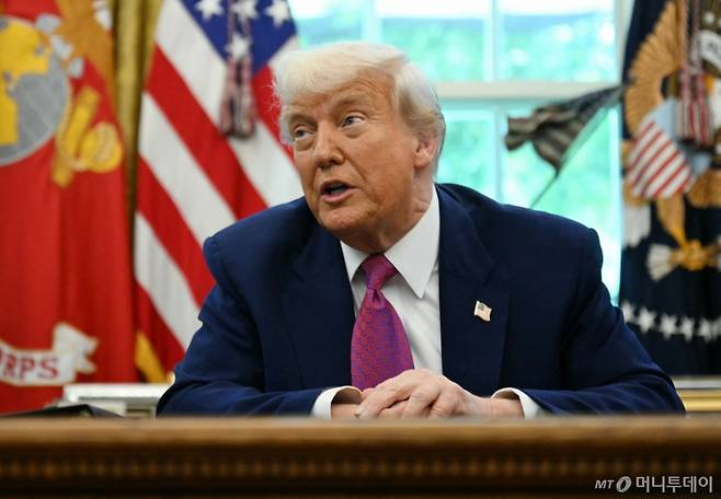 (워싱턴 AFP=뉴스1) 우동명 기자 = 도널드 트럼프 미국 대통령이 20일(현지시간) 워싱턴 백악관에서 열린 '골든돔' 추진 계획 발표 행사서 "244조원 투입해 지상·해상·우주배치 미사일로 적 미사일·드론 요격하겠다”고 밝히고 있다. 2025.05.21