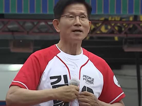 김문수 국민의힘 대선 후보가 24일 오후 경북 영주시 태극당 앞에서 유세하는 모습. /사진=국민의힘TV