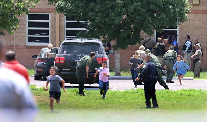 미국 텍사스주 유밸디에 위치한 롭 초등학교에서 21명의 목숨을 앗아간 총기 난사 사건이 벌어졌다. 사진은 2022년 5월24일(현지시각) 미국 텍사스주 유밸디 롭초등학교에서 어린이 19명과 성인 2명을 살해한 총기 난사 사건이 발생하자 아이들이 창문에서 탈출한 뒤 안전한 곳으로 달려가고 있는 모습. /사진=로이터