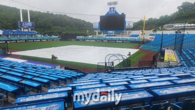 비 내리는 대구 삼성 라이온즈 파크./대구=김경현 기자