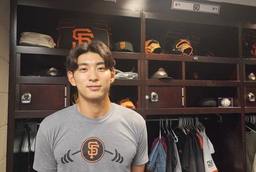 라커룸에서 인터뷰하는 이정후