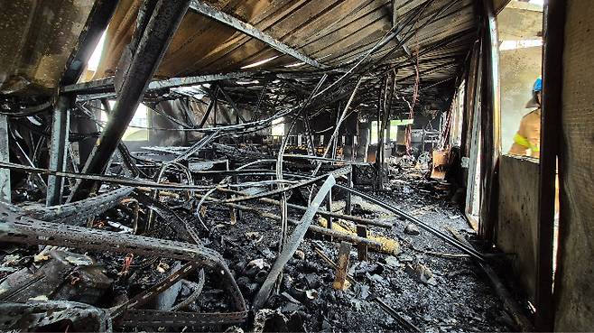 24일 오후 3시 7분쯤 전북 김제시 백산면의 한 자동차공업서에서 불이 나 약 1980만 원의 재산 피해가 발생했다. 전북소방본부 제공