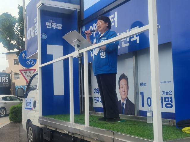 ▲김선민 조국혁신당 대표 권한대행이 24일 전북 익산을 방문한 자리에서 "새만금 특별지자체 설치 등 전북 현안이 어렵다"며 "균형발전 위해 검증된 대통령이 필요하다. 이재명 민주당 후보가 압도적으로 승리해야 한다"고 주장했다. ⓒ프레시안