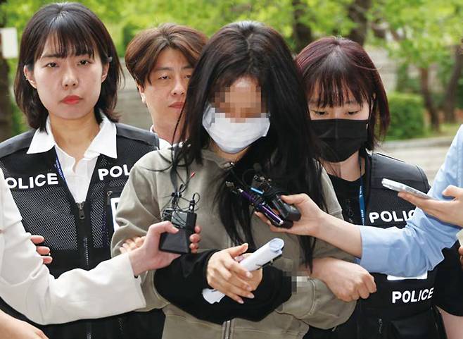 '임신 협박' 혐의의 20대 여성 양모씨가 5월17일 영장 실질심사를 받기 위해 서울중앙지법에 들어서고 있다. ⓒ연합뉴스