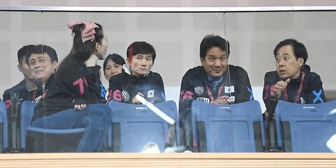 한국탁구 레전드들이 카타르 도하에서 진행 중인 2025세계선수권대회에서 메달 수확을 기원하고 있다. 이 중 유남규 대한탁구협회 실무부회장(오른쪽 끝)과 현정화 협회 수석부회장(오른쪽 3번째) 등은 과거 세계대회에서 금메달을 목에 건 월드클래스였다. 사진제공│대한탁구협회